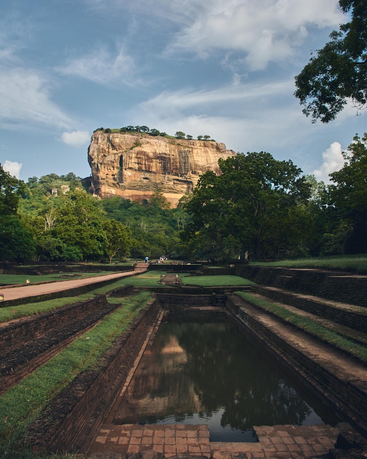 view-lions-rock-against-cloudy-sky-sri-lanka_1048944-4020350